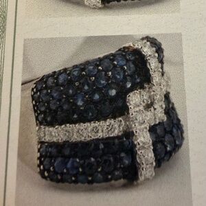 18-karat Stunning Diamond and Sapphire White Gold Showstopper  ring